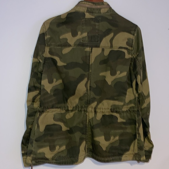 Abercrombie ladies jacket, camo, large. Like New. - Picture 4 of 6